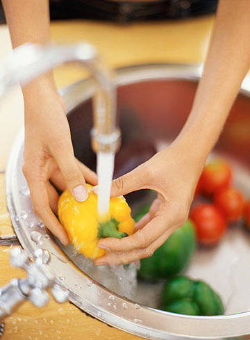 Récupérer l'eau de lavage et de cuisson des légumes